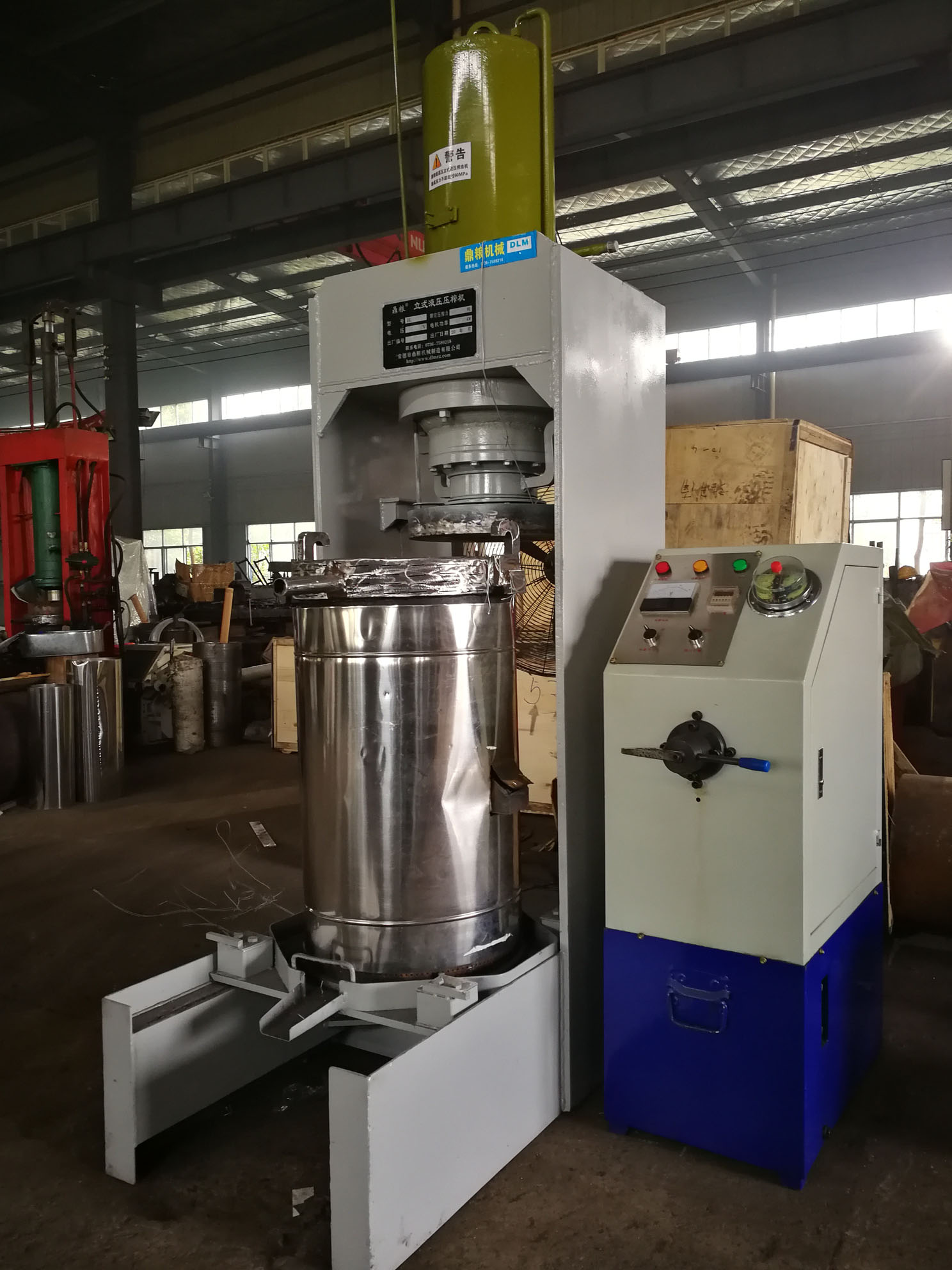 不銹鋼超高壓立式液壓壓榨機(jī)，果汁壓榨機(jī)，果渣壓榨機(jī)，藥材壓榨，油渣處理，白土壓榨